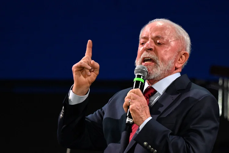 O presidente do Brasil, Luiz Inácio Lula da Silva Luis, faz um discurso durante o Festival da Aliança Global na Praça Mauá, ao lado da Cúpula Social do G20 no Rio de Janeiro, Brasil, em 16 de novembro de 2024 (Luis ROBAYO/AFP)