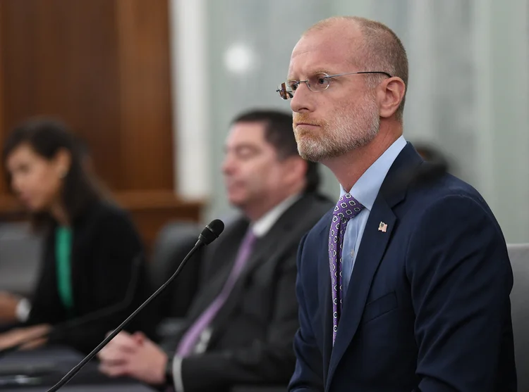 O comissário da Comissão Federal de Comunicações, Brendan Carr, testemunha durante uma audiência de supervisão para examinar a Comissão Federal de Comunicações em 24 de junho de 2020, em Washington, DC ( Jonathan Newton / POOL /AFP)