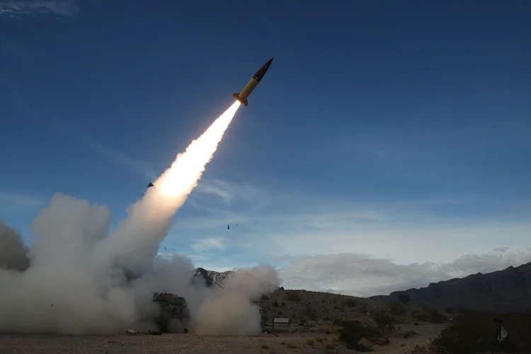  Foto de distribuição cortesia do Departamento de Defesa dos EUA tirada em 14 de dezembro de 2021 mostra o Exército dos EUA conduzindo testes de fogo real do Sistema de Mísseis Táticos do Exército (ATACMS) no Campo de Mísseis White Sands no Novo México (John Hamilton /AFP)