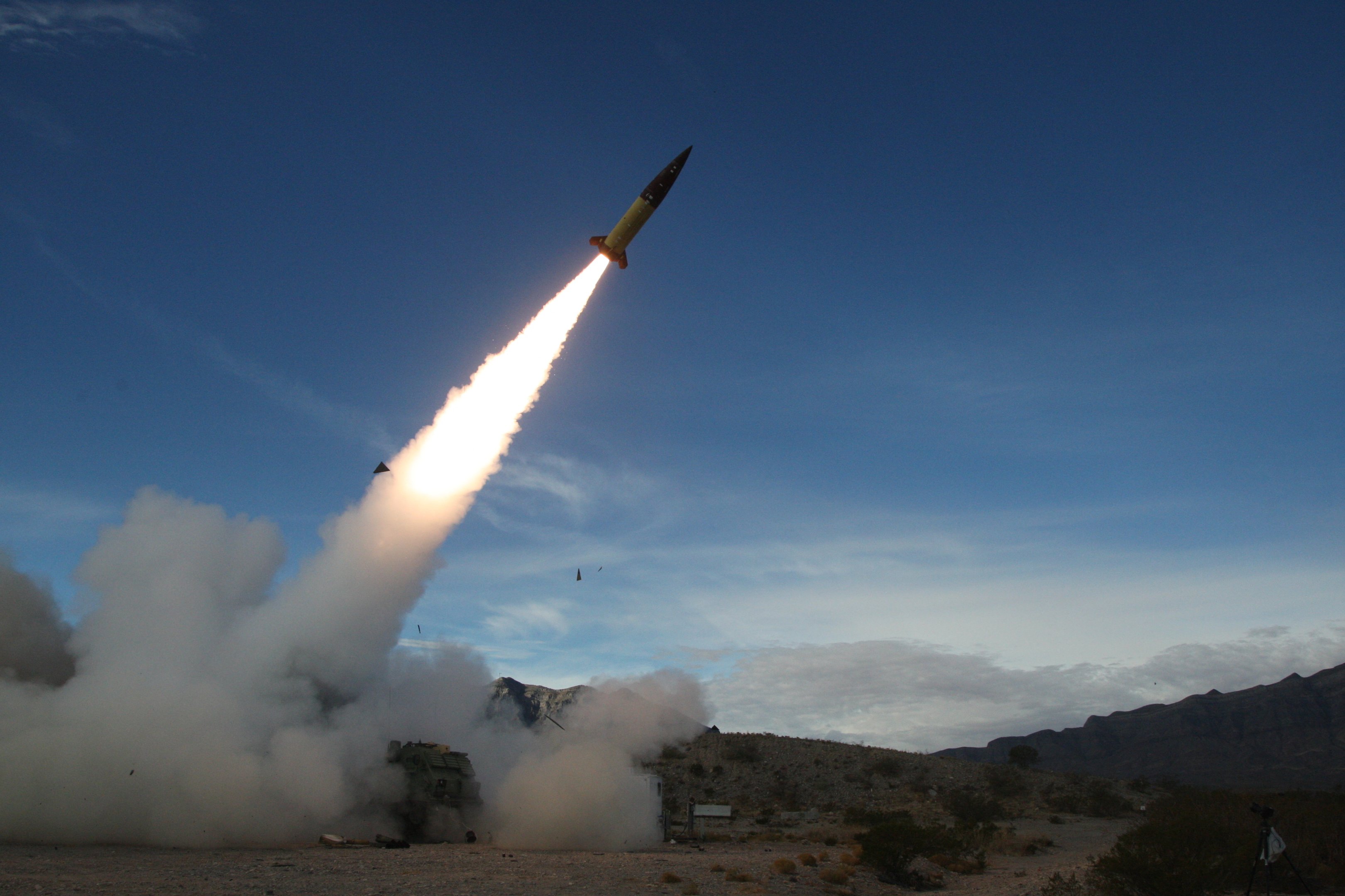 Esta foto de distribuição cortesia do Departamento de Defesa dos EUA tirada em 14 de dezembro de 2021 mostra o Exército dos EUA conduzindo testes de fogo real do Sistema de Mísseis Táticos do Exército (ATACMS) no Campo de Mísseis White Sands no Novo México. O presidente dos EUA, Joe Biden, autorizou a Ucrânia a usar mísseis americanos de longo alcance, como o ATACMS, contra alvos militares dentro da Rússia, disse uma autoridade dos EUA à AFP sob condição de anonimato, confirmando relatos da mídia. (Foto de John Hamilton / DoD / AFP) / RESTRITO AO USO EDITORIAL - CRÉDITO OBRIGATÓRIO "AFP PHOTO / JOHN HAMILTON / DEPARTAMENTO DE DEFESA DOS EUA" - SEM MARKETING, SEM CAMPANHAS DE PUBLICIDADE - DISTRIBUÍDO COMO UM SERVIÇO AOS CLIENTES