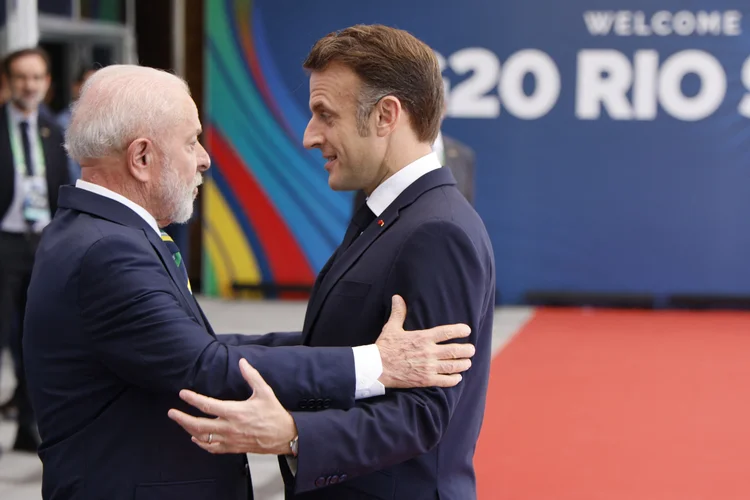 Lula e Macron: presidentes do Brasil e França conversaram por telefone na manhã desta quarta-feira, 20 de agosto de 2025. (Ludovic MARIN/AFP)