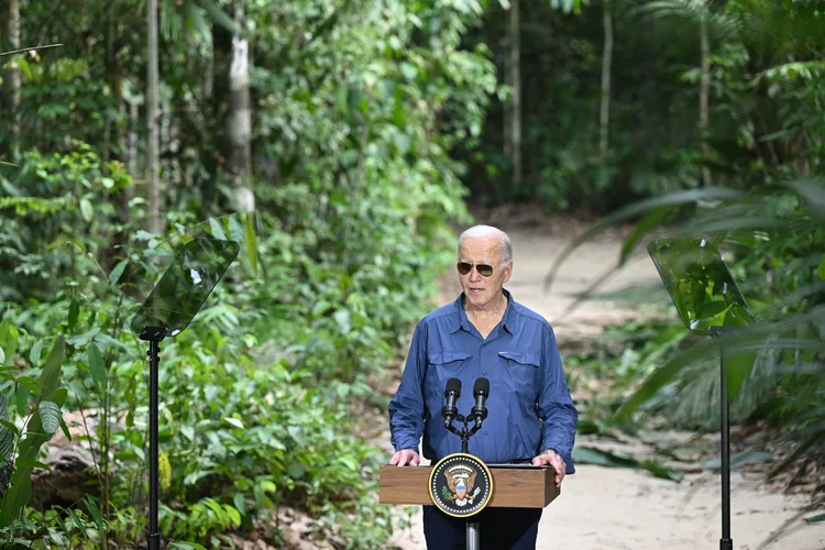 O presidente dos EUA, Joe Biden, discursa após assinar uma proclamação designando 17 de novembro como Dia Internacional da Conservação durante um passeio pelo Museu da Amazônia enquanto visita a Floresta Amazônica em Manaus, Brasil, em 17 de novembro de 2024, antes de seguir para o Rio de Janeiro para a Cúpula do G20 (SAUL LOEB/AFP)