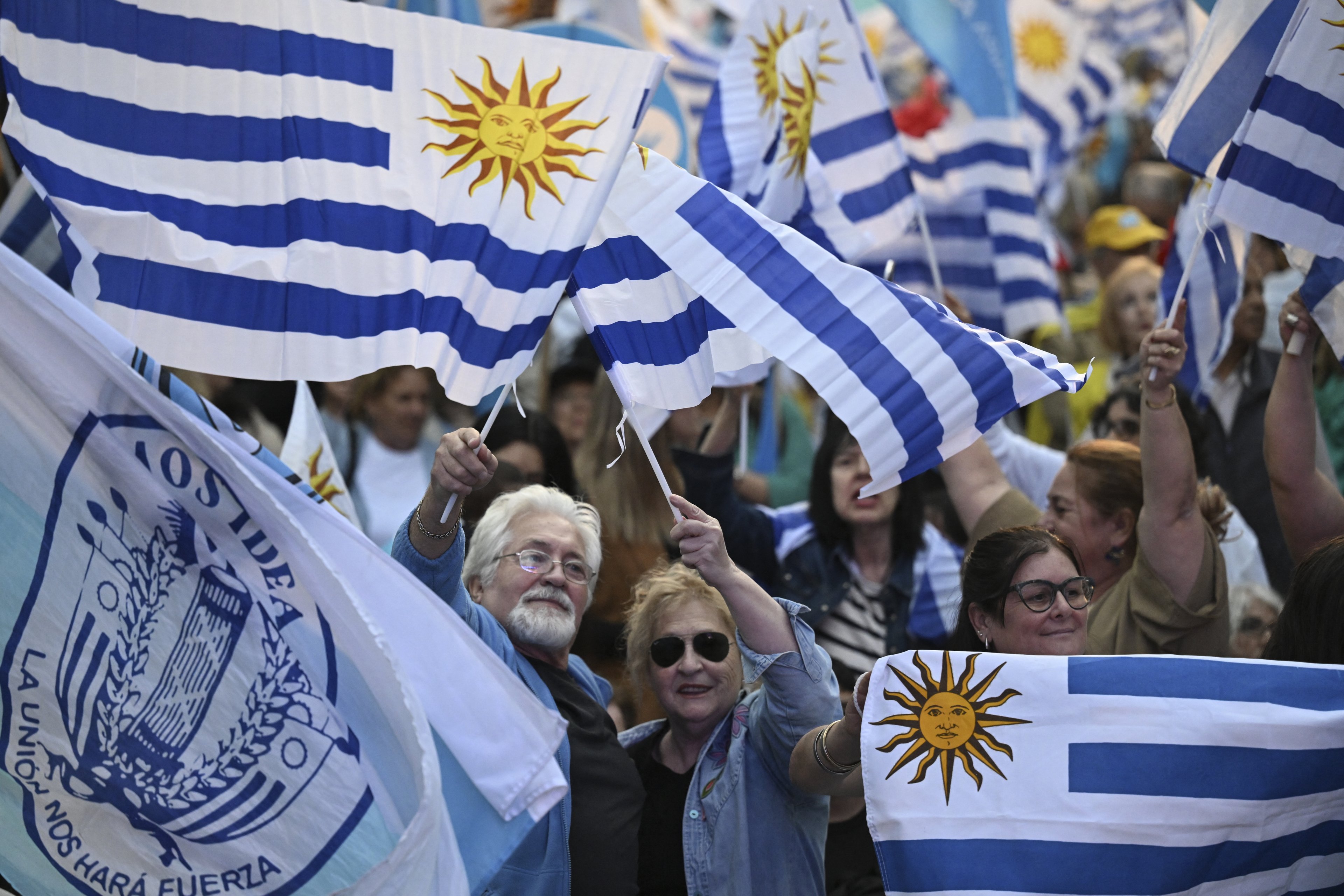 Comício em Montevidéu: Uruguai realiza segundo turno no domingo, dia 24