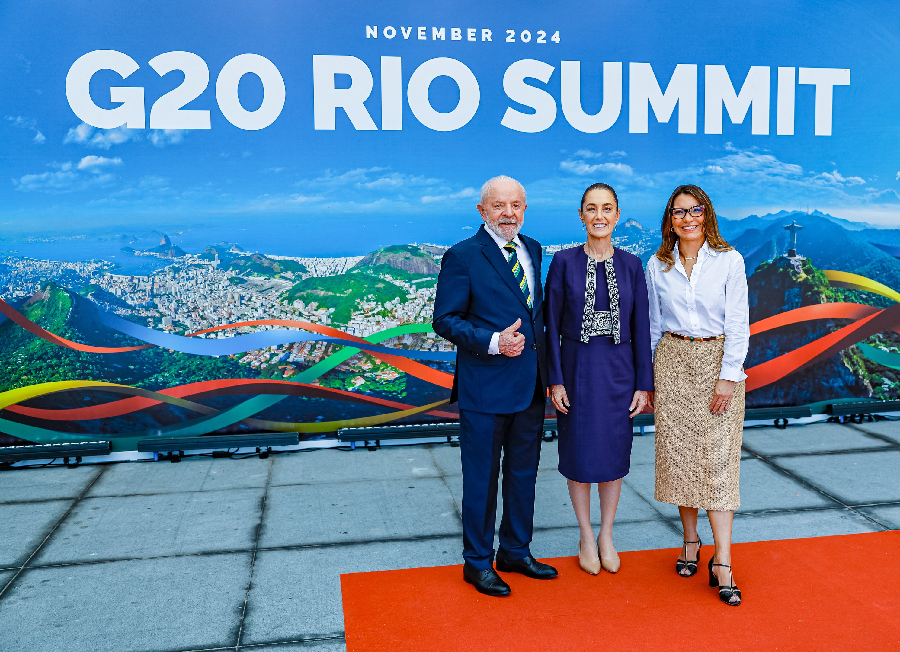 Handout picture released by the Brazilian Presidency showing Brazil's President Luiz Inacio Lula da Silva (L) greeting Mexico's President Claudia Sheinbaum (C), next to Brazil's First Lady Rosangela 