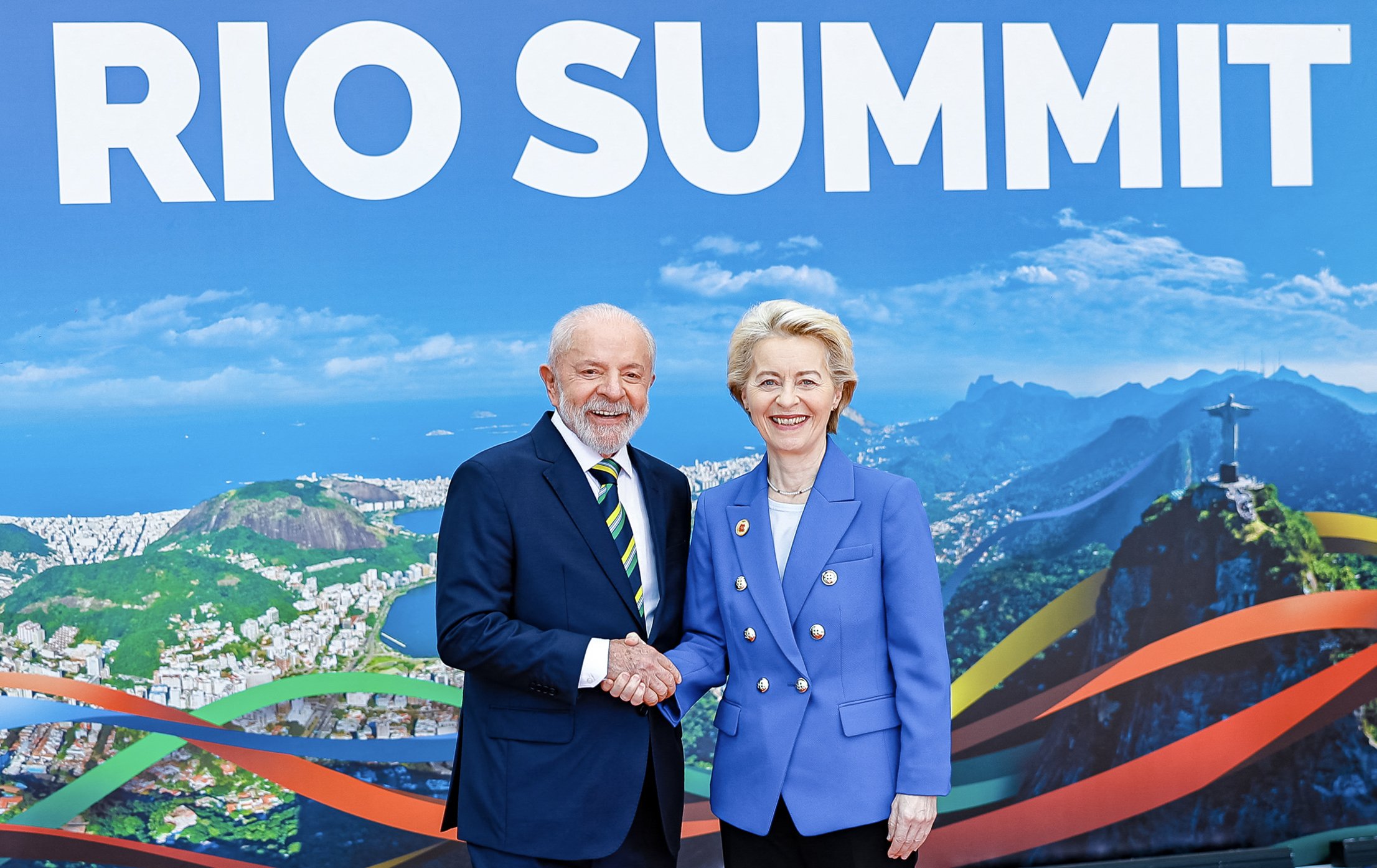 Handout picture released by the Brazilian Presidency showing Brazil's President Luiz Inacio Lula da Silva (L) shaking hands with the president of the European Commision Ursula von der Leyen before the launch of the Global Alliance against Hunger and Poverty and the first session of the G20 Leaders' Meeting in Rio de Janeiro, Brazil, on November 18, 2024. (Photo by Ricardo STUCKERT / BRAZILIAN PRESIDENCY / AFP) / RESTRICTED TO EDITORIAL USE - MANDATORY CREDIT 'AFP PHOTO / BRAZILIAN PRESIDENCY -Ricardo STUCKERT' - NO MARKETING - NO ADVERTISING CAMPAIGNS - DISTRIBUTED AS A SERVICE TO CLIENTS