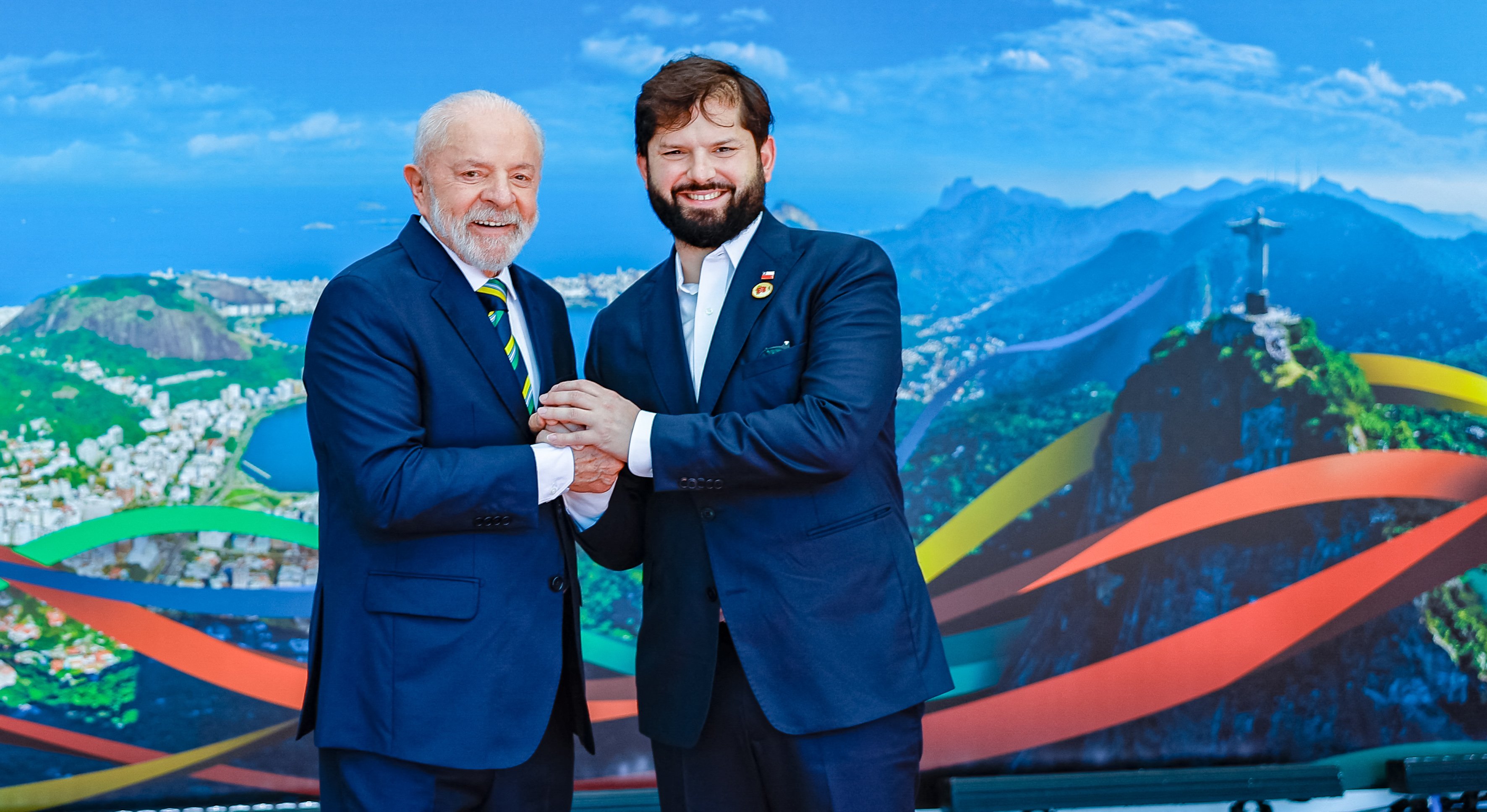 Handout picture released by the Brazilian Presidency showing Brazil's President Luiz Inacio Lula da Silva (L) greeting Chile's President Gabriel Boric before the launch of the Global Alliance against Hunger and Poverty and the first session of the G20 Leaders' Meeting in Rio de Janeiro, Brazil, on November 18, 2024. (Photo by Ricardo STUCKERT / BRAZILIAN PRESIDENCY / AFP) / RESTRICTED TO EDITORIAL USE - MANDATORY CREDIT 'AFP PHOTO / BRAZILIAN PRESIDENCY -Ricardo STUCKERT' - NO MARKETING - NO ADVERTISING CAMPAIGNS - DISTRIBUTED AS A SERVICE TO CLIENTS