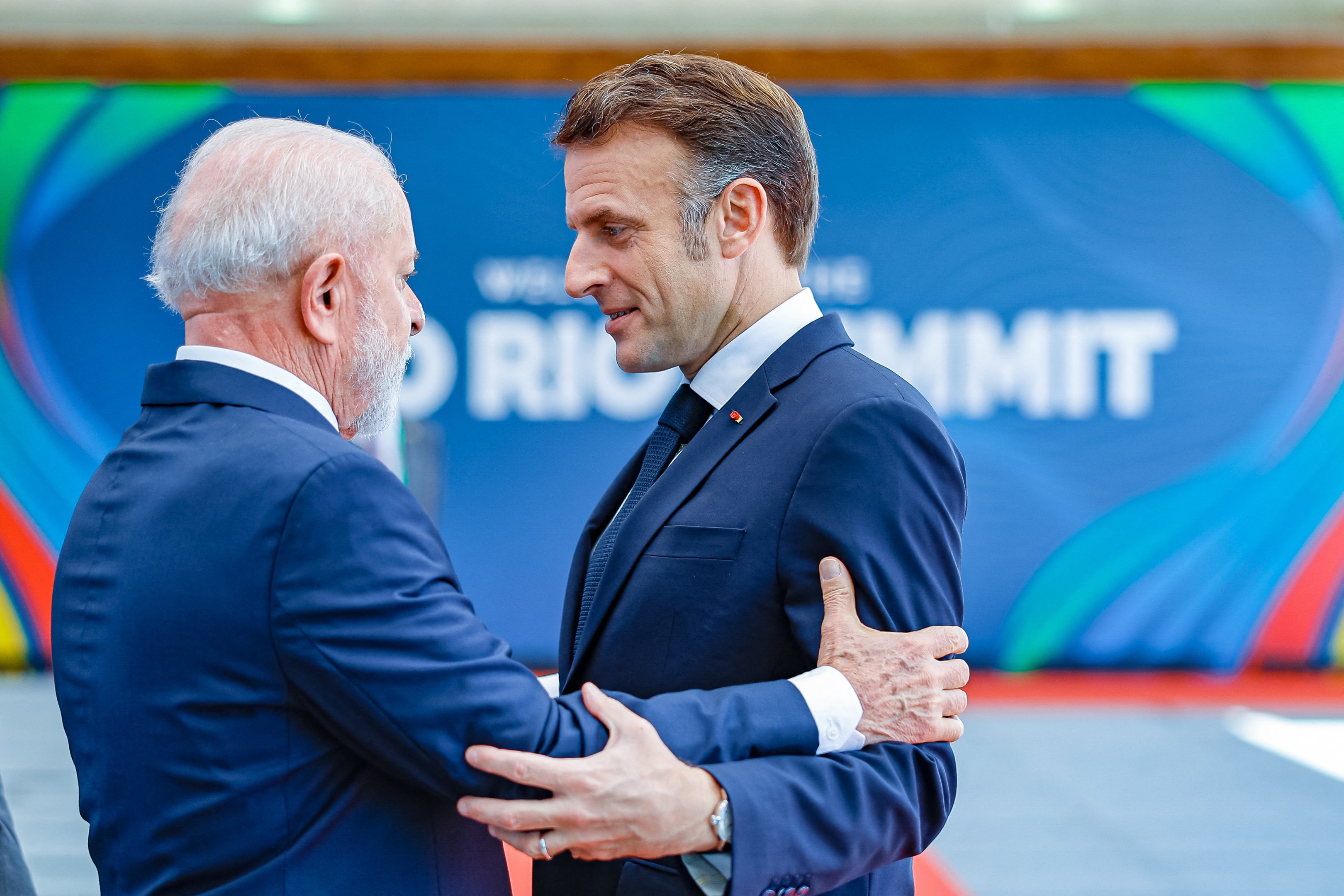 Handout picture released by the Brazilian Presidency showing Brazil's President Luiz Inacio Lula da Silva greeting France's President Emmanuel Macron before the launch of the Global Alliance against Hunger and Poverty and the first session of the G20 Leaders' Meeting in Rio de Janeiro, Brazil, on November 18, 2024. (Photo by Ricardo STUCKERT / BRAZILIAN PRESIDENCY / AFP) / RESTRICTED TO EDITORIAL USE - MANDATORY CREDIT 'AFP PHOTO / BRAZILIAN PRESIDENCY -Ricardo STUCKERT' - NO MARKETING - NO ADVERTISING CAMPAIGNS - DISTRIBUTED AS A SERVICE TO CLIENTS