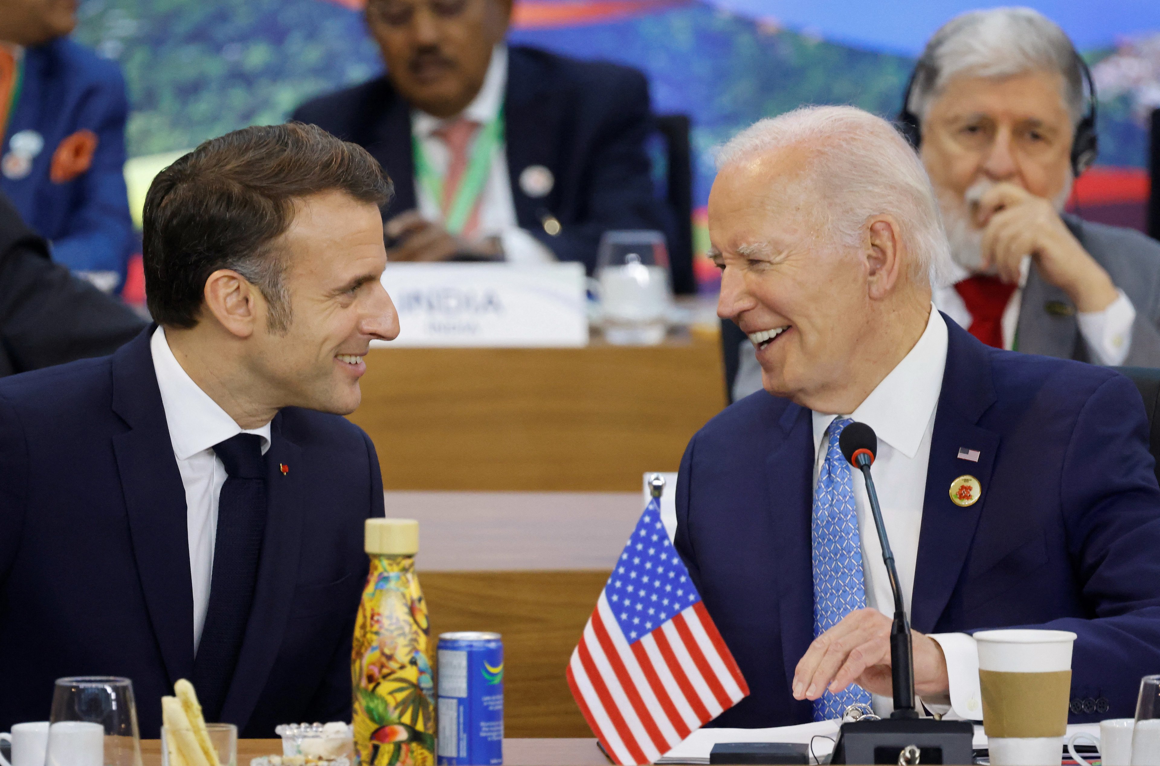 O presidente dos EUA, Joe Biden (D), fala com o presidente francês, Emmanuel Macron, durante o primeiro dia da Cúpula do G20 no Rio de Janeiro, Brasil, em 18 de novembro de 2024