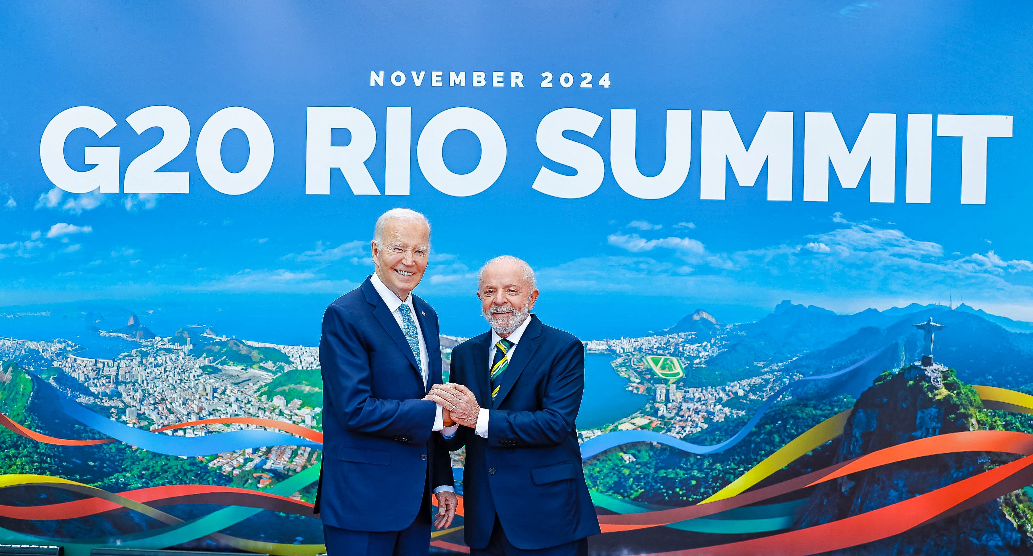 Handout picture released by the Brazilian Presidency showing Brazil's President Luiz Inacio Lula da Silva (R) greeting US' President Joe Biden before the launch of the Global Alliance against Hunger and Poverty and the first session of the G20 Leaders' Meeting in Rio de Janeiro, Brazil, on November 18, 2024. (Photo by Ricardo STUCKERT / BRAZILIAN PRESIDENCY / AFP) / RESTRICTED TO EDITORIAL USE - MANDATORY CREDIT 'AFP PHOTO / BRAZILIAN PRESIDENCY -Ricardo STUCKERT' - NO MARKETING - NO ADVERTISING CAMPAIGNS - DISTRIBUTED AS A SERVICE TO CLIENTS