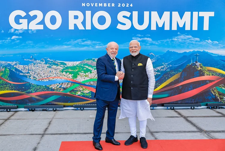 Handout picture released by the Brazilian Presidency showing Brazil's President Luiz Inacio Lula da Silva (L) greeting India's Prime Minister Narendra Modi before the launch of the Global Alliance against Hunger and Poverty and the first session of the G20 Leaders' Meeting in Rio de Janeiro, Brazil, on November 18, 2024. (Photo by Ricardo STUCKERT / BRAZILIAN PRESIDENCY / AFP) / RESTRICTED TO EDITORIAL USE - MANDATORY CREDIT 'AFP PHOTO / BRAZILIAN PRESIDENCY -Ricardo STUCKERT' - NO MARKETING - NO ADVERTISING CAMPAIGNS - DISTRIBUTED AS A SERVICE TO CLIENTS (Ricardo STUCKERT/AFP)