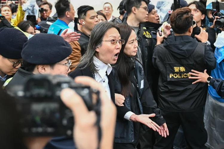 Policiais diante do tribunal no distrito de West Kowloon, que jugou os ativistas pró-democracia (Peter PARKS/AFP)