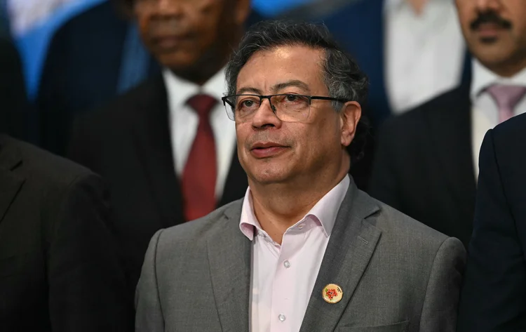 O presidente da Colômbia, Gustavo Petro, é retratado durante a foto do grupo após participar da reunião sobre Desenvolvimento Sustentável e Transição Energética na Reunião de Líderes do G20 no Rio de Janeiro, Brasil, em 19 de novembro de 2024 (Mauro PIMENTEL/AFP)