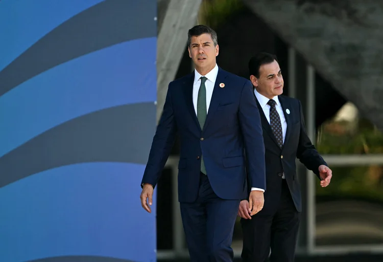 O presidente do Paraguai, Santiago Pena (E), é fotografado antes da foto de grupo após a primeira sessão da Reunião de Líderes do G20 no Rio de Janeiro, Brasil, em 18 de novembro de 2024 (Mauro PIMENTEL/AFP)