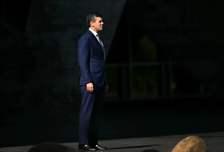 O presidente do Paraguai, Santiago Pena, é fotografado antes da foto do grupo após a primeira sessão da Reunião de Líderes do G20 no Rio de Janeiro, Brasil, em 18 de novembro de 2024 (Mauro PIMENTEL/AFP)