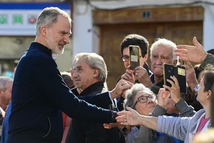 Imagem referente à matéria: Reis voltam à região devastada em Valência após protestos durante primeira visita ao local