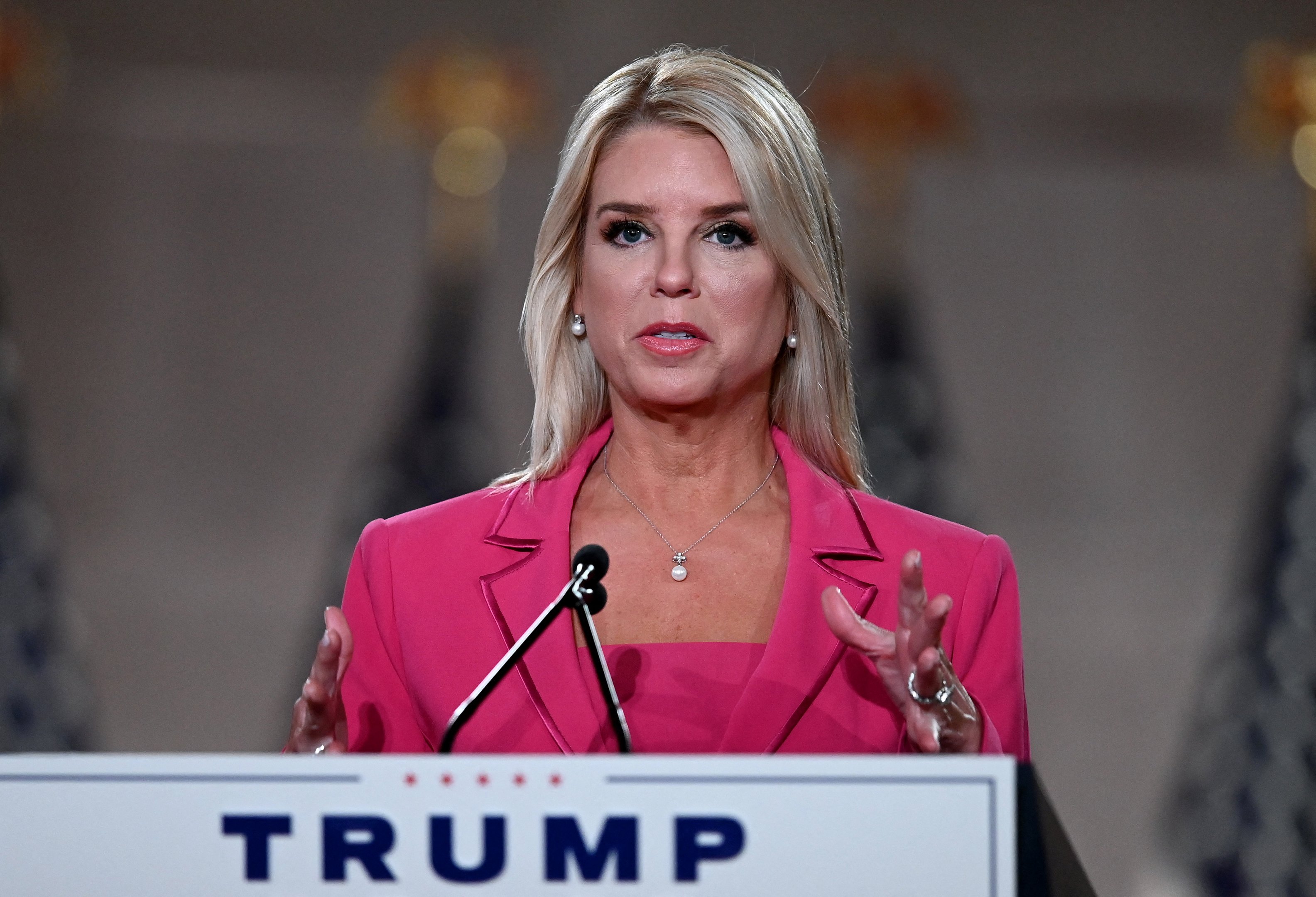 Quem é Pam Bondi indicada por Trump para chefiar Departamento de Justiça após desistência de Gaetz