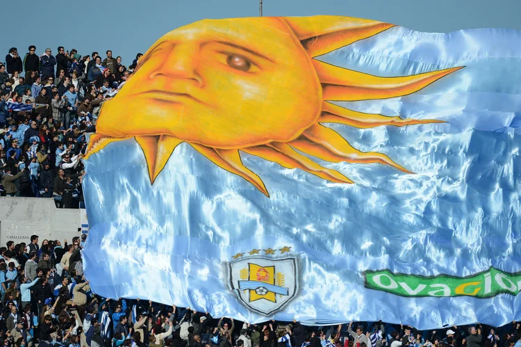 Bandeira da torcida no estádio Centenário, em Montevidéu (Pablo Porciúncula/AFP)