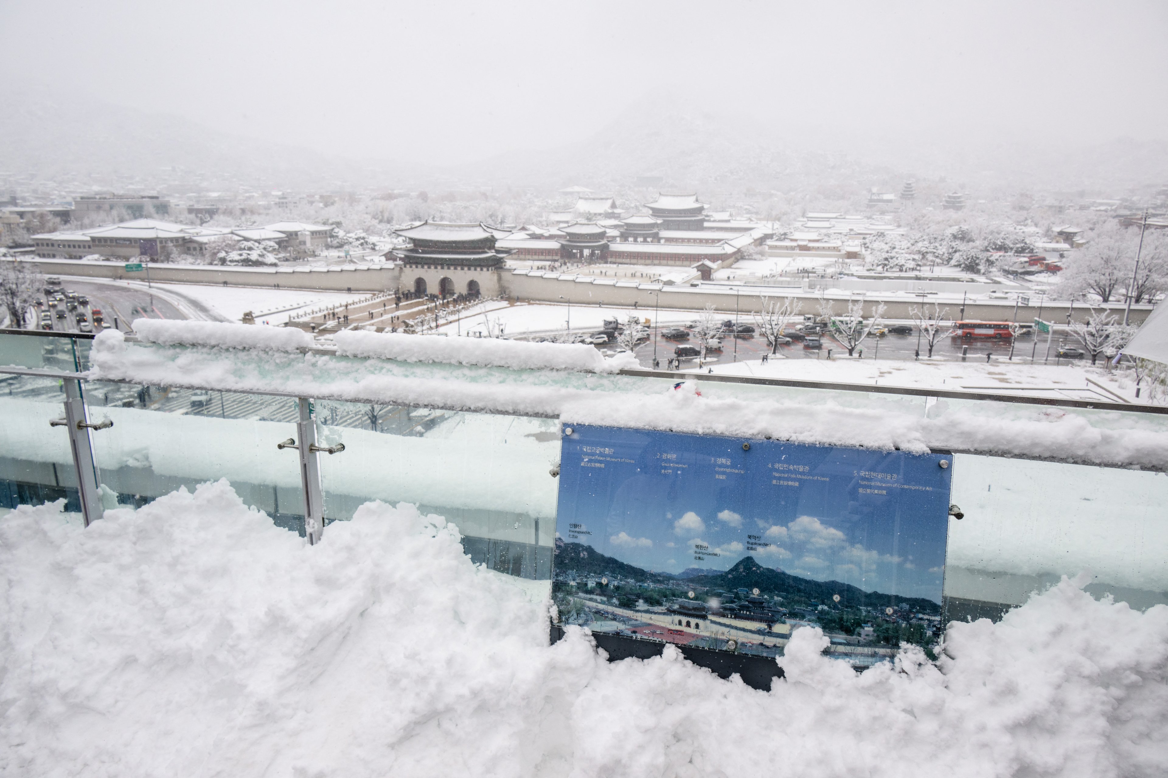 Neve pesada cai no terreno do Palácio Gyeongbokgung, no centro de Seul, em 27 de novembro de 2024. A capital da Coreia do Sul foi coberta em 27 de novembro pela maior nevasca de novembro desde que os registros começaram há mais de um século, disse a agência meteorológica