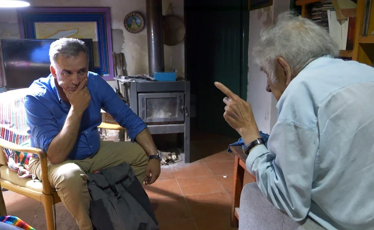 O presidente eleito do Uruguai, Yamandu Orsi (E), da coalizão Frente Ampla, ouvindo o ex-presidente do Uruguai (2010-2015) José Mujica durante uma reunião com Mujica e sua esposa Lucia Topolansky (AFP)