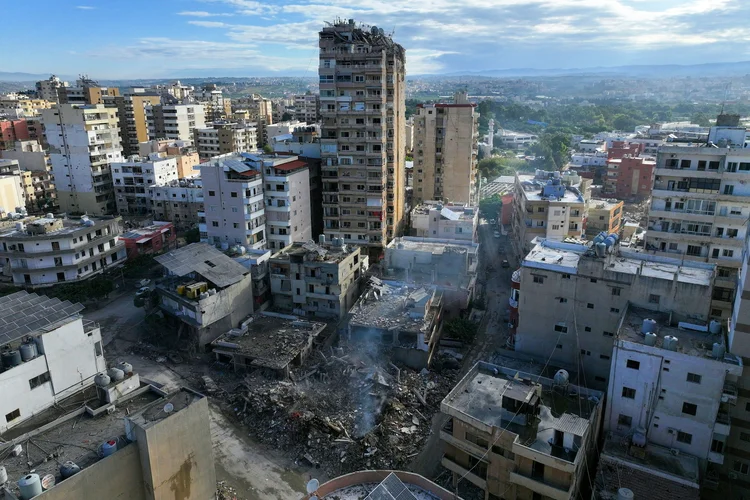 Esta foto aérea tirada um dia após o cessar-fogo entre Israel e o Hezbollah ter sido estabelecido mostra um prédio destruído na cidade de Tiro, no sul do Líbano, em 28 de novembro de 2024 (AFP)