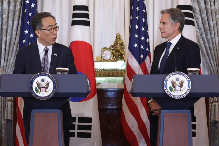 O Ministro das Relações Exteriores da Coreia do Sul, Cho Tae-yul (E) e o Secretário de Estado dos EUA, Antony Blinken (D) participam de uma coletiva de imprensa conjunta  (ALEX WONG / GETTY IMAGES /AFP)