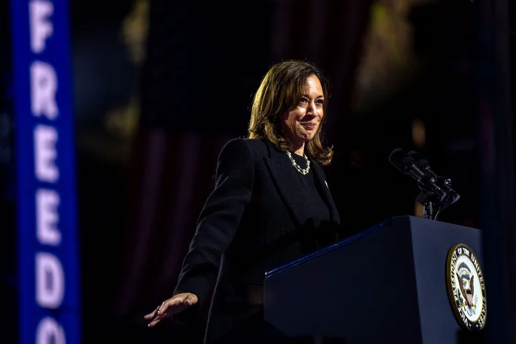 PHILADELPHIA, PENNSYLVANIA - NOVEMBER 05: Democratic presidential nominee, U.S. Vice President Kamala Harris speaks during the closing rally of her campaign at the base of the iconic "Rocky Steps" at the Philadelphia Museum of Art on November 05, 2024 in Philadelphia, Pennsylvania. On the eve of one of the tightest presidential elections in modern U.S. history, Democratic presidential nominee, U.S. Vice President Kamala Harris and former President Donald Trump are campaigning in key battleground states, with Harris campaigning across Pennsylvania and Trump campaigning in North Carolina, Pennsylvania and Michigan. (Kent Nishimura/Getty Images) (Photo by Kent Nishimura / GETTY IMAGES NORTH AMERICA / Getty Images via AFP)