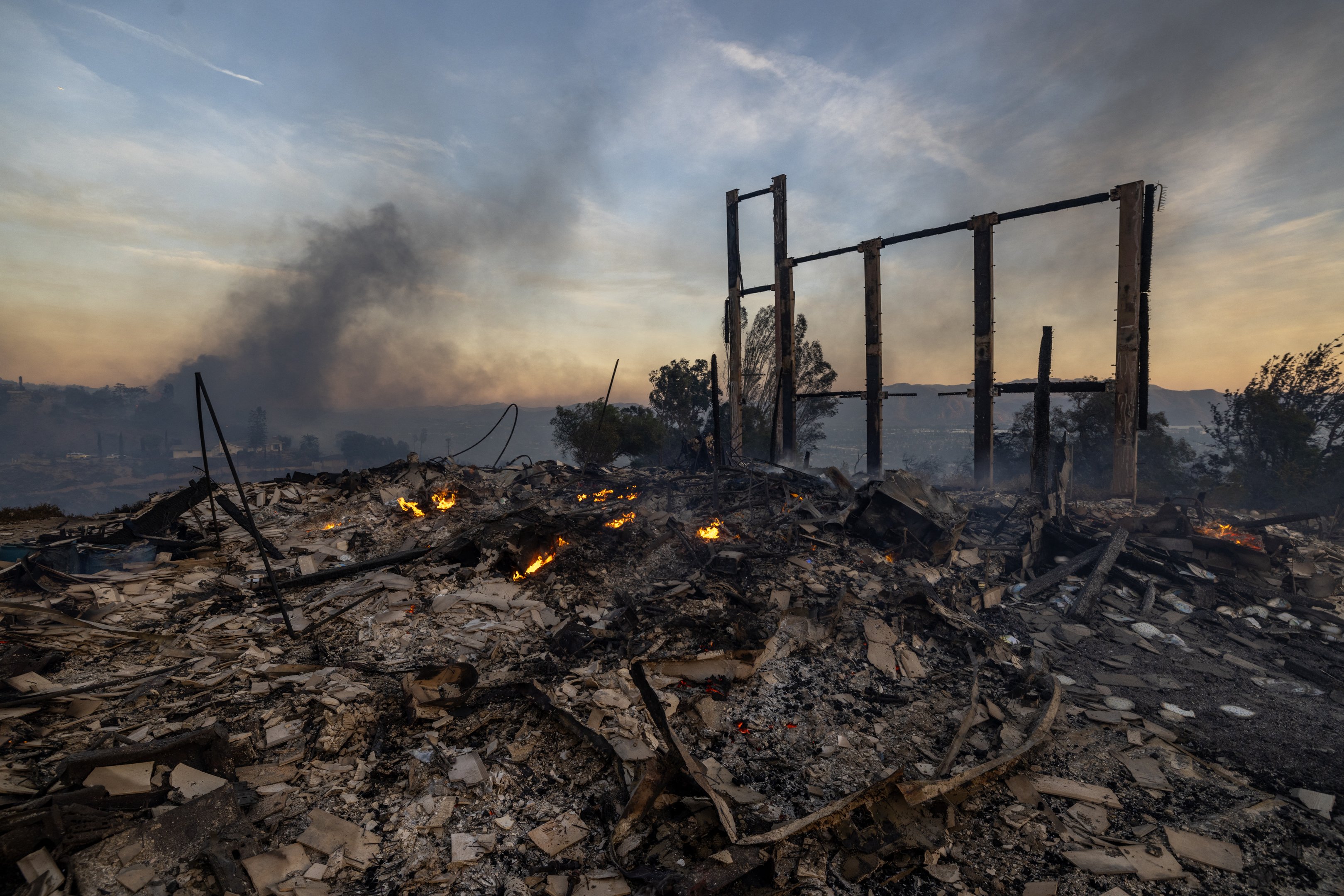 CAMARILLO, CALIFÓRNIA - 6 DE NOVEMBRO: Entulhos ardem em uma propriedade após o incêndio Mountain em 6 de novembro de 2024 em Camarillo, Califórnia. Impulsionado por ventos fortes, o incêndio queimou mais de 10.000 acres desde que começou esta manhã