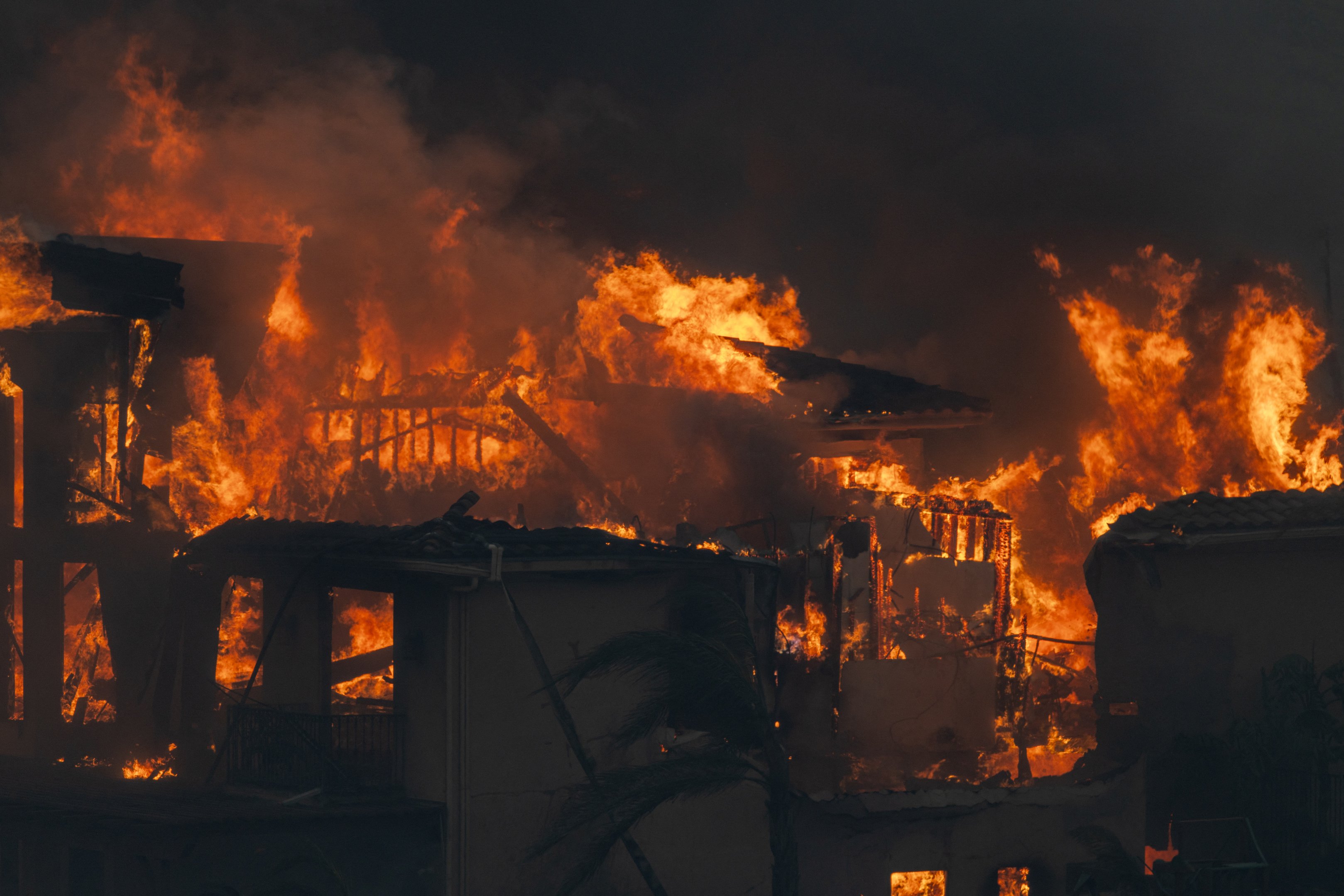 CAMARILLO, CALIFÓRNIA - 6 DE NOVEMBRO: Uma casa queima no Mountain Fire em 6 de novembro de 2024 em Camarillo, Califórnia. Impulsionado por ventos fortes, o fogo queimou mais de 10.000 acres desde que começou esta manhã. David McNew/Getty Images/AFP (Foto de DAVID MCNEW / GETTY IMAGES NORTH AMERICA / Getty Images via AFP)