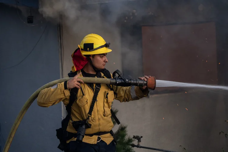 Incêndios em Los Angeles deixam 16 mortos, forçam evacuações em massa e provocam prisões de falsos bombeiros (DAVID MCNEW / GETTY IMAGES/AFP)