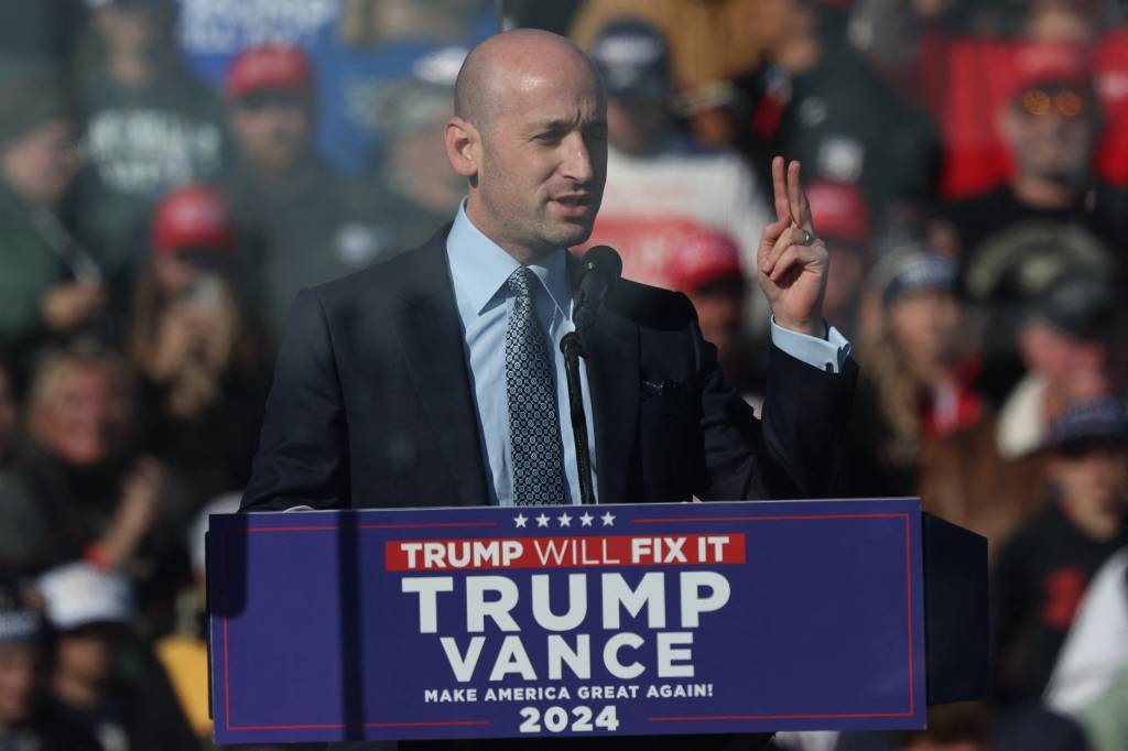 Trump escolhe Stephen Miller como vice-diretor de políticas e reforça postura migratória