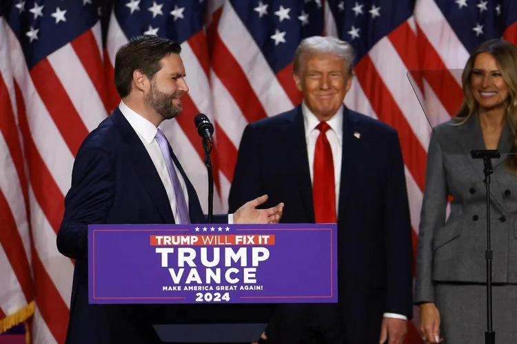 Candidato republicano à vice-presidência, EUA. Sen. JD Vance (R-OH) fala como candidato presidencial republicano, ex-EUA O presidente Donald Trump e a ex-primeira-dama Melania Trump ouvem durante um evento noturno eleitoral no Centro de Convenções de Palm Beach em 6 de novembro de 2024 em West Palm Beach, Flórida. Os americanos votaram hoje na corrida presidencial entre o ex-presidente candidato republicano Donald Trump e a vice-presidente Kamala Harris, bem como nas múltiplas eleições estaduais que determinarão o equilíbrio de poder no Congresso (AFP)