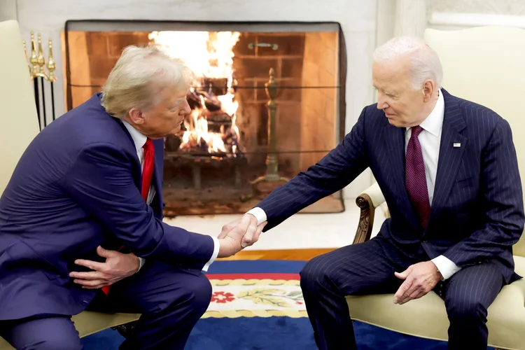 A mensagem em tom conciliador é considerada incomum para o republicano, visto os frequentes ataques nos últimos anos e criticas à Biden por sua idade e capacidade cognitiva (Alex Wong/AFP)