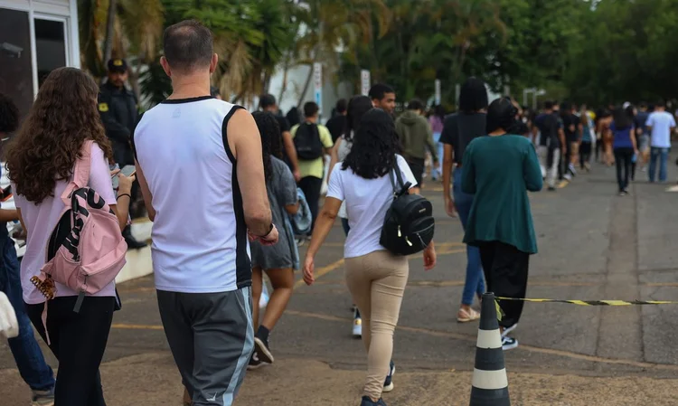 Estudantes a caminho de local de aplicação do Enem (José Cruz/Agência Brasil)