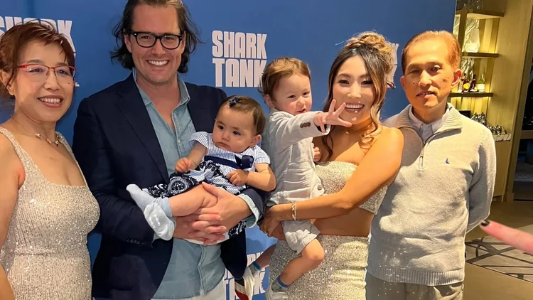 Jane Lu com seus pais, marido e filhos (Arquivo Pessoal/CNBC)