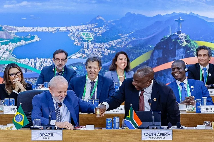 Presidente Lula bate o martelo que passa oficialmente a presidência do G20 ao presidente Ramaphosa, da África do Sul (Ricardo Stuckert/Divulgação)