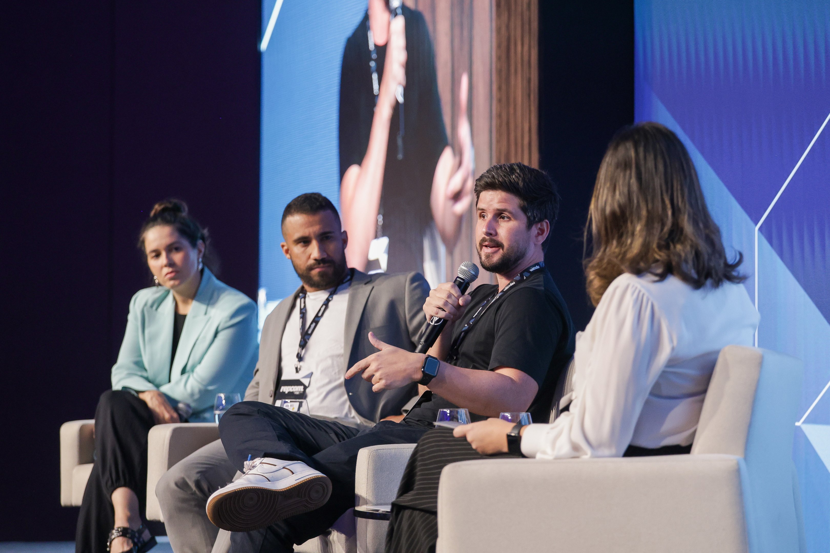 Painel “Autenticidade em Foco: Como a Creator Economy impacta nos ativos reputacionais” reuniu Danielle Crahim, Diretora de Performance Tik Tok; Kondzilla, Produtor e Fundador KondZilla; Felipe Tebet, Sócio LiveMode, Head de Plataformas Digitais CazéTV, e contou com a moderação de Pollyana Miranda, Sócia-diretora da Deck, empresa da FSB Holding