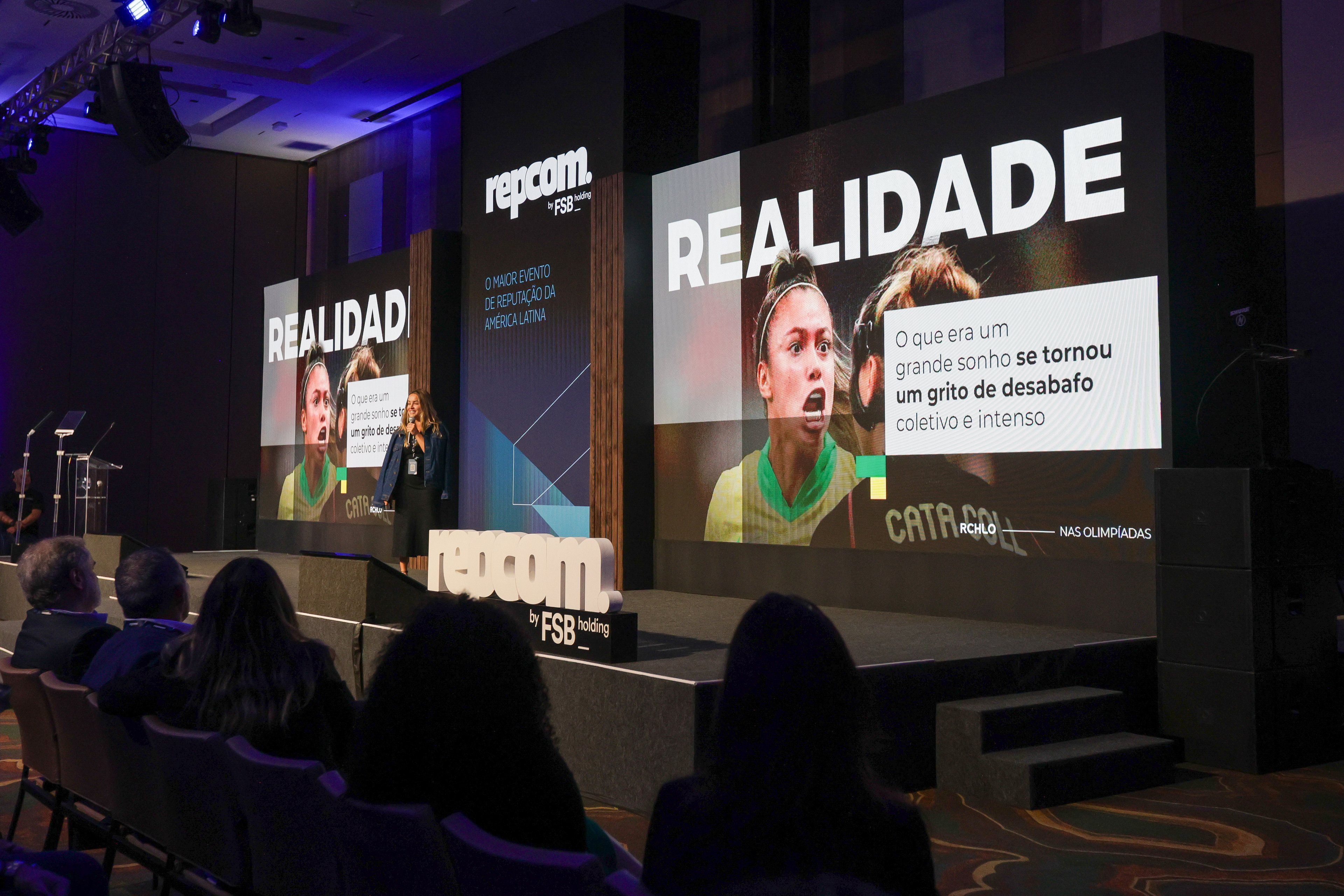 RepTalk: Líder da área de Comunicação e Marketing da Riachuelo, Cathyelle Schroeder falou sobre como a marca geriu a crise em torno do uniforme das atletas dos Jogos Olímpicos mostrando que, por trás das peças, havia não só sustentabilidade, como também o trabalho de bordadeiras do sertão nordestino.