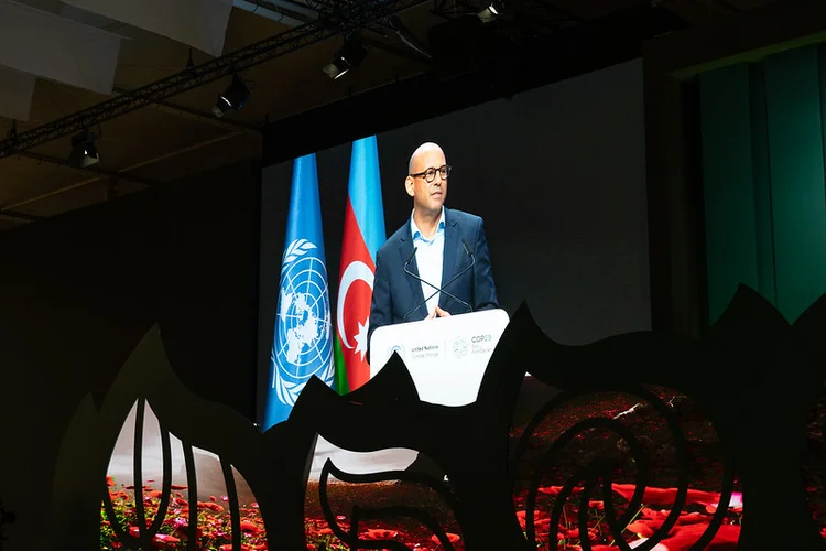Simon Stiell, durante abertura da COP29 em Baku  (UNFCC /Divulgação)