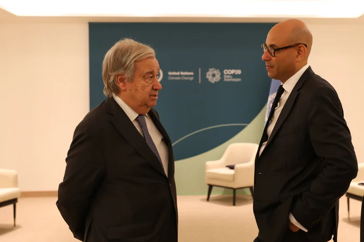 Antonio Guterres e Simon Stiell, da ONU: Acordo final não agrada a organização, mas traz alívio pelo fim de uma das Conferências mais complexas da história das COPs. (UN Climate Change - Kiara Worth/Divulgação)