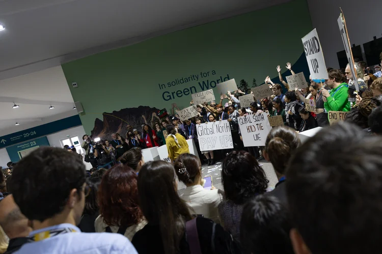 Manifestantes recebem Ministros e delegados na plenária que deveria encerrar a COP29. Adiamento, porém, ainda é uma possibilidade (UNFCCC (KIara Worth)/Divulgação)