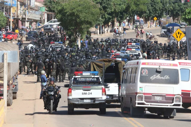 Membros da Polícia Boliviana se reúnem para intervir em estradas desbloqueadas nesta segunda-feira, em Mainara (Bolívia) ( Juan Carlos Torrejon/EFE)