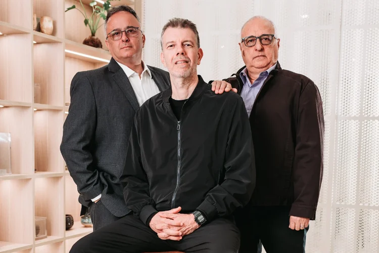 Ari Folino Jr., Paulo Manzano e Ivan Bismara, sócios da consultoria 88quatro8: luxo moderno (88quatro8/Divulgação)