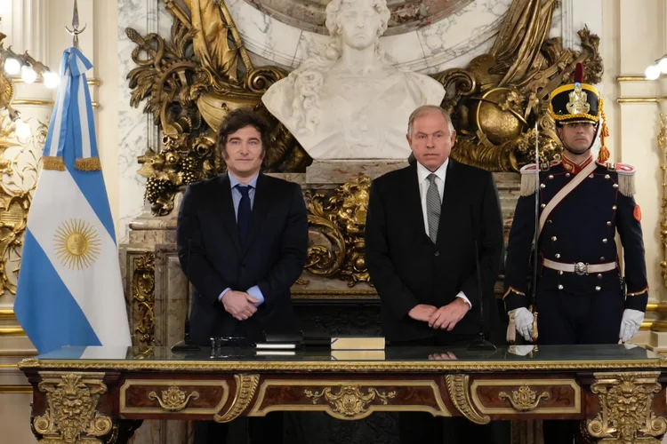 Fotografia cedida pela presidência argentina do presidente Javier Milei, juntamente com o novo ministro das Relações Exteriores, Gerardo Werthein, durante cerimônia de posse no salão Blanco da Casa Rosada (Presidencia De Argentina/EFE)