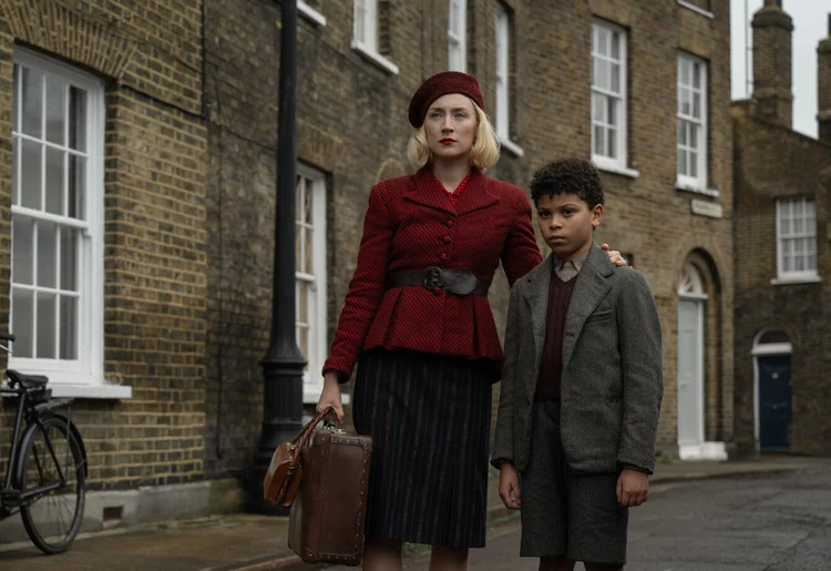Estreia na Apple TV+: Saoirse Ronan e Elliott Heffernan em "Blitz" (Apple TV+/Divulgação)
