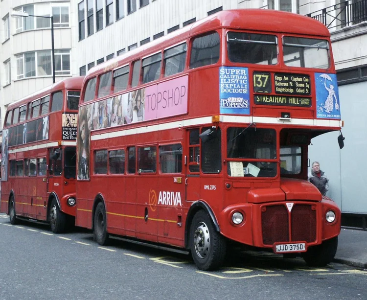 Ônibus de Londres, em modelo antigo (Reprodução )