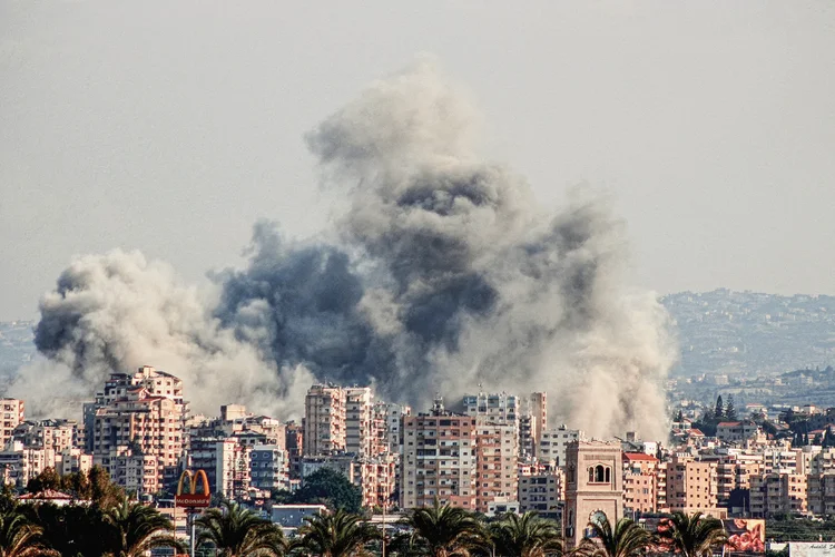 Plano de cessar-fogo mediado pelos EUA visa criar zona desmilitarizada entre Israel e Líbano, reduzindo tensões na região. (Kawnat Haju/AFP/Getty Images)