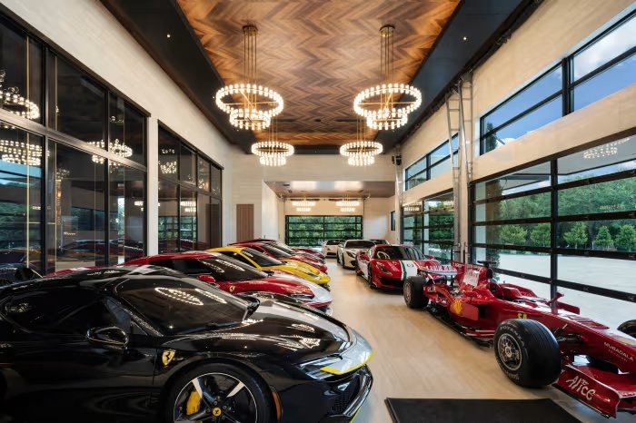 A Casa Maranello, uma propriedade de US$ 55 milhões (R$ 319,55 milhões) na Flórida, exibe luxo inspirado pela Ferrari e comodidades exclusivas.