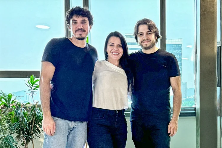 Marcos Mocatino (CEO), Fabiana Batistela (COO) e Danillo Lisboa (CTO), da Bitshopp: eles querem ser o "ChatGPT" do mercado de tokens