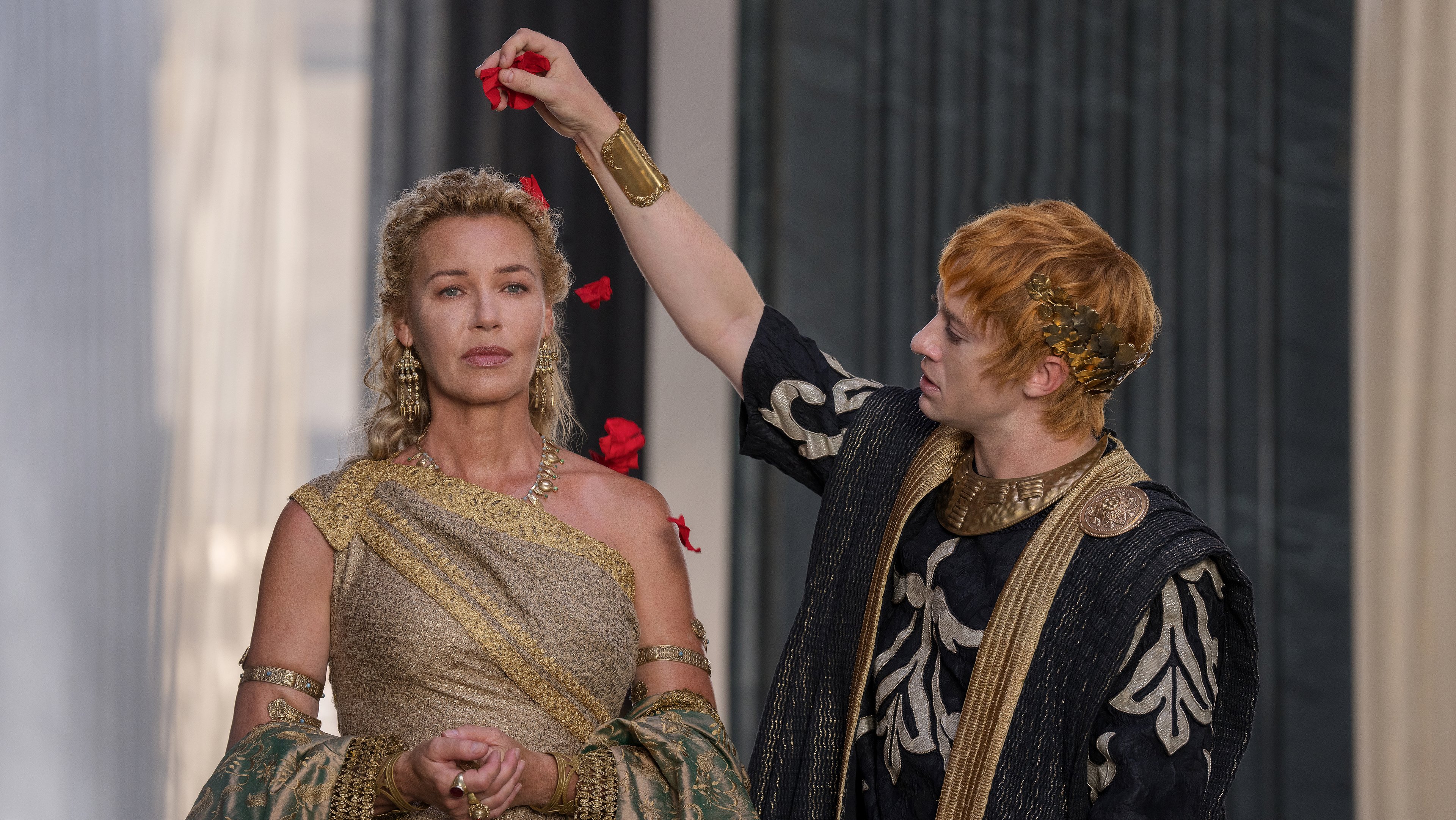 Connie Nielsen interpreta Lucilla e Joseph Quinn interpreta o imperador Geta em Gladiador II da Paramount Pictures.