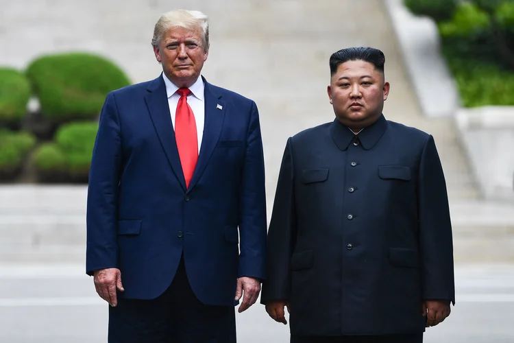 O líder da Coreia do Norte, Kim Jong Un, posa com o então presidente dos EUA, Donald Trump, na Linha de Demarcação Militar que divide a Coreia do Norte e a Coreia do Sul, na Área de Segurança Conjunta (JSA) de Panmunjom, na Zona Desmilitarizada (DMZ), em 30 de junho de 2019 (BRENDAN SMIALOWSKI/AFP/Getty Images)